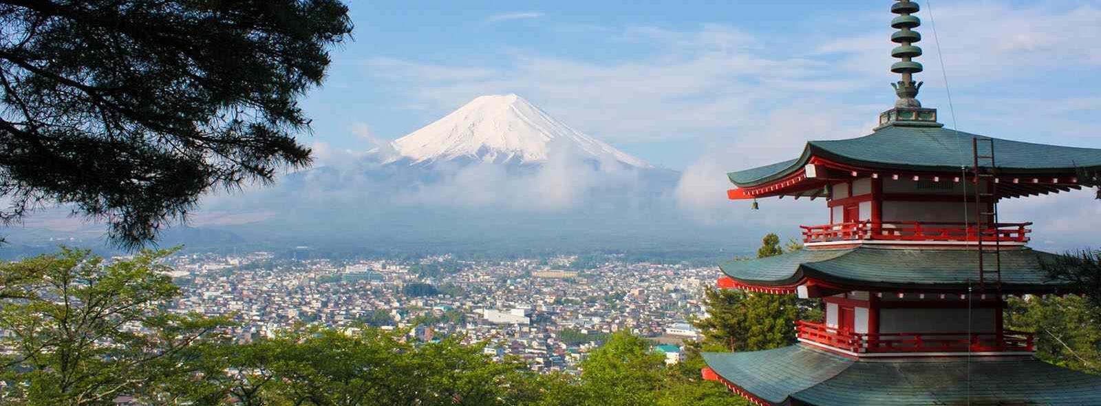 japanse tempel met uizicht over stad en mount fuji