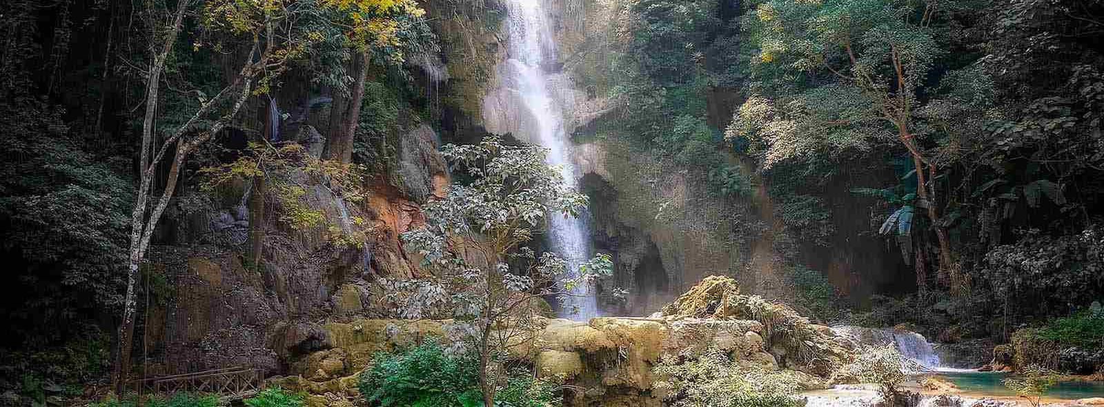 waterval in regenwoud van laos