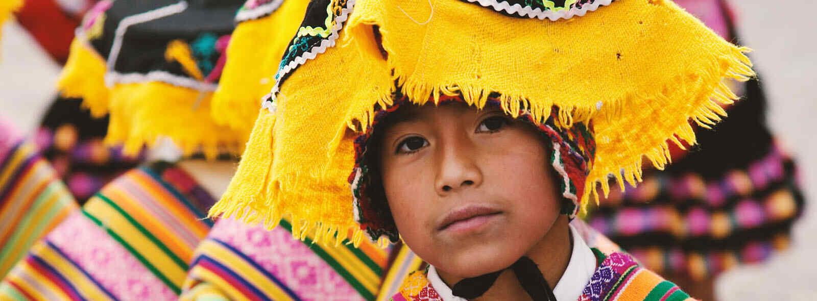 jongen in traditionele Peruaanse kleding