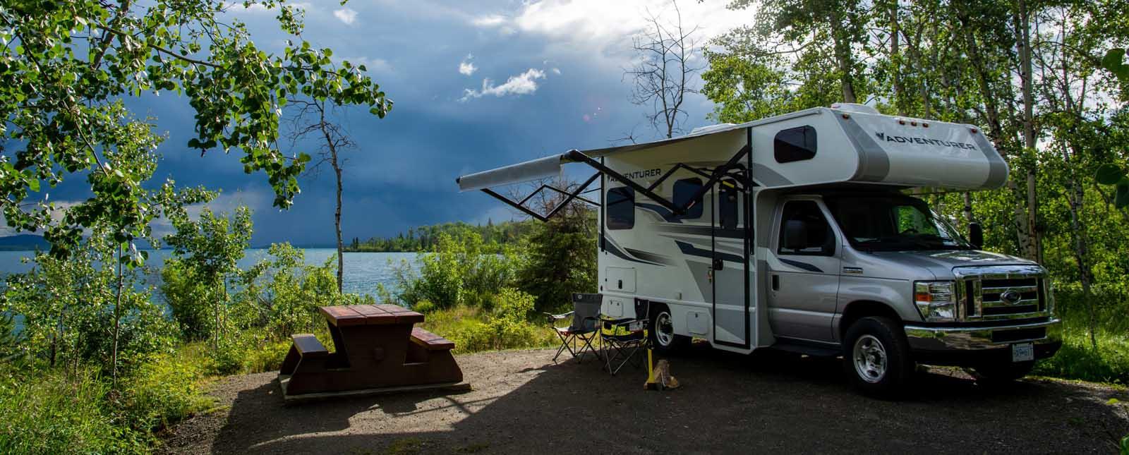 kamperen met camper aan meer canada