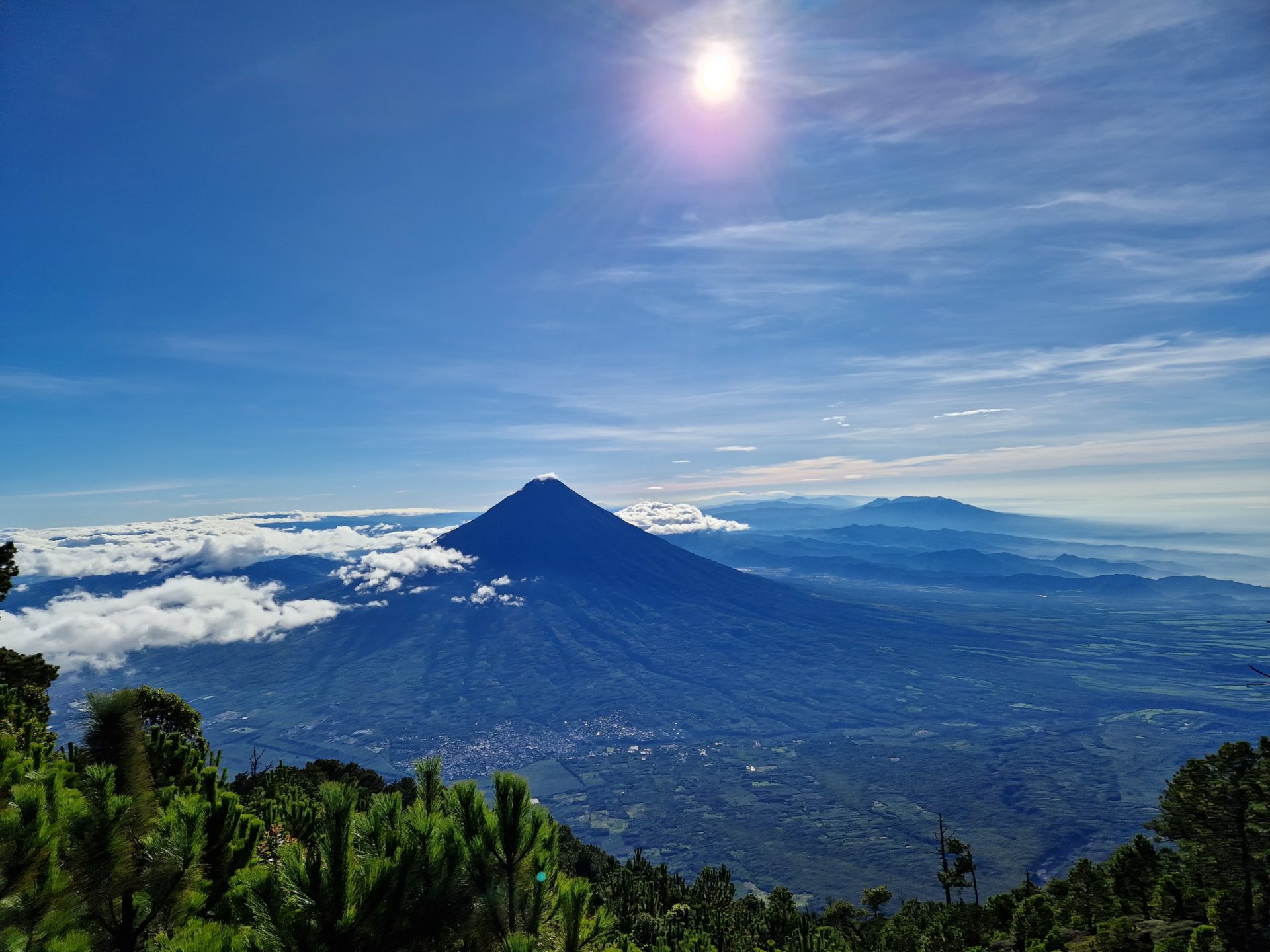 Foto collega Lisa in Guatemala de vulkaan de Acatenango