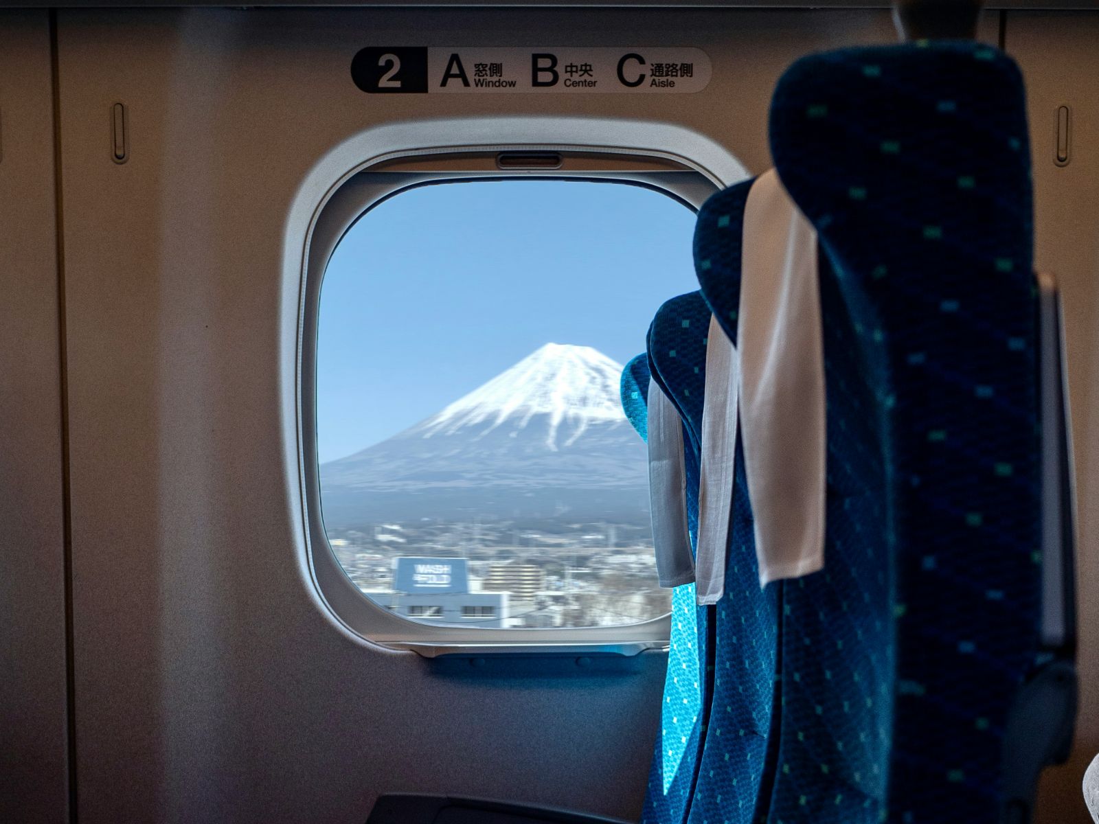 Reizen met de Shinkansen door Japan met uitzicht op Mount Fuji