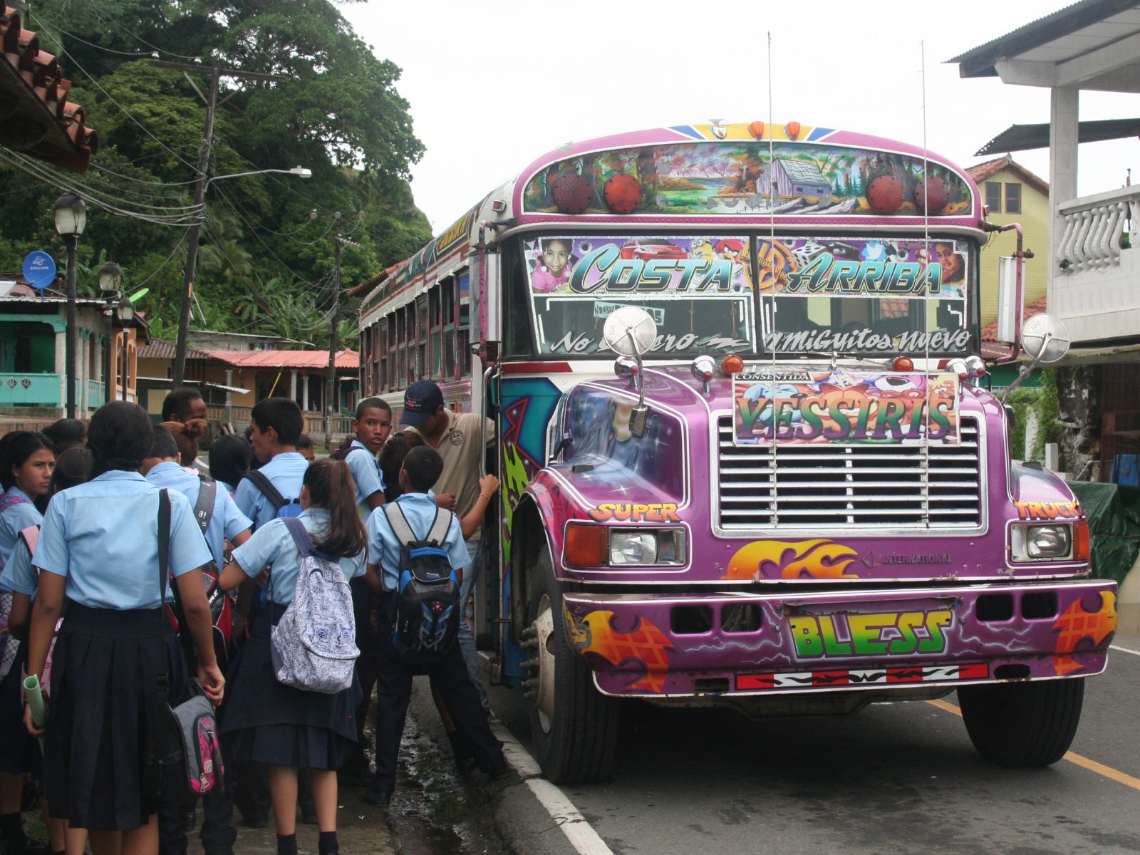 Foto medewerker Judith, Panama, kleurrijke schoolbus