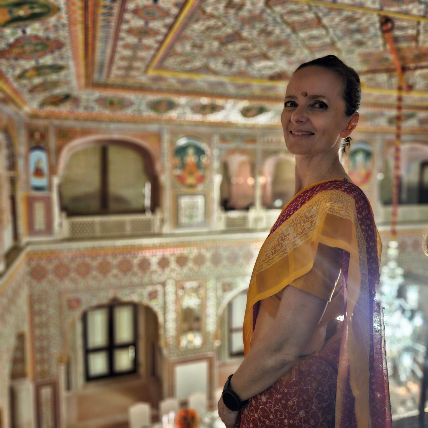 Reisspecialist Judith India in traditionele kleding