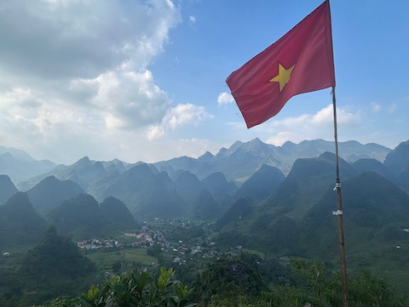 Foto medewerker Famke, Vietnam vlag