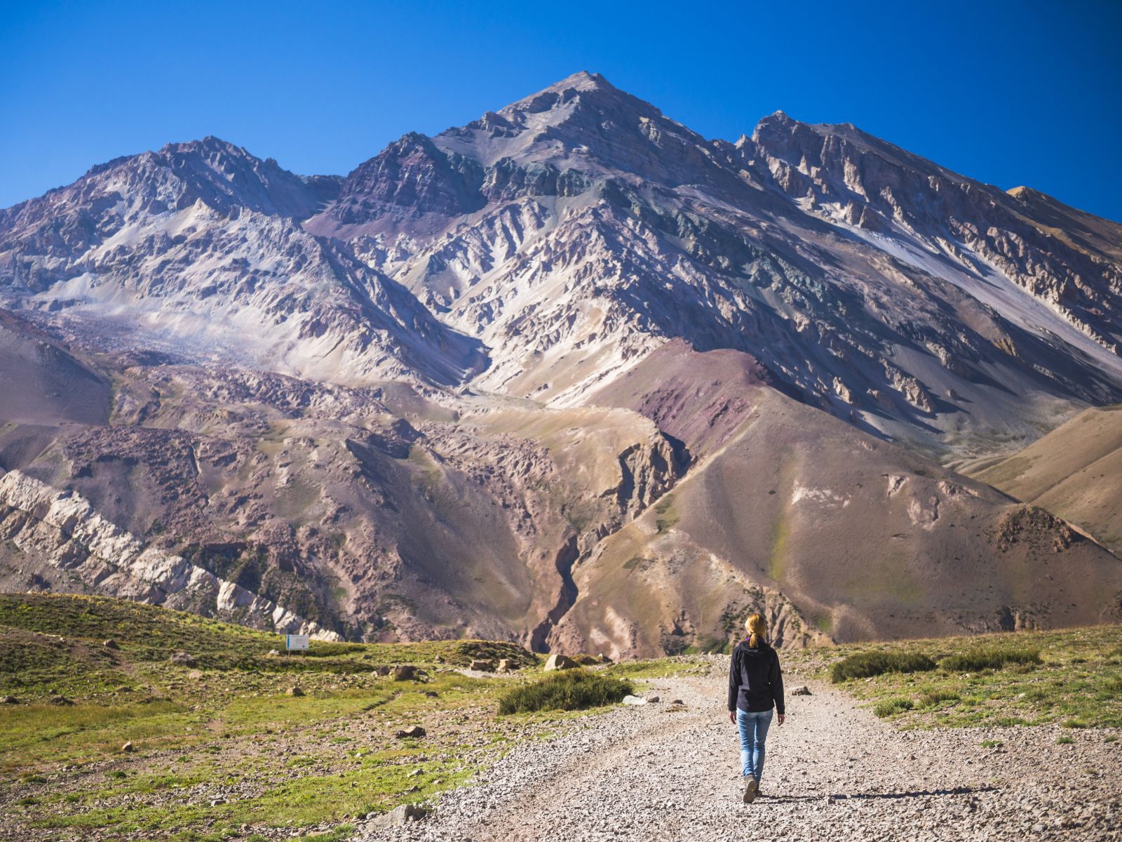 rondreis Argentinië, Mendoza, Aconcagua met persoon