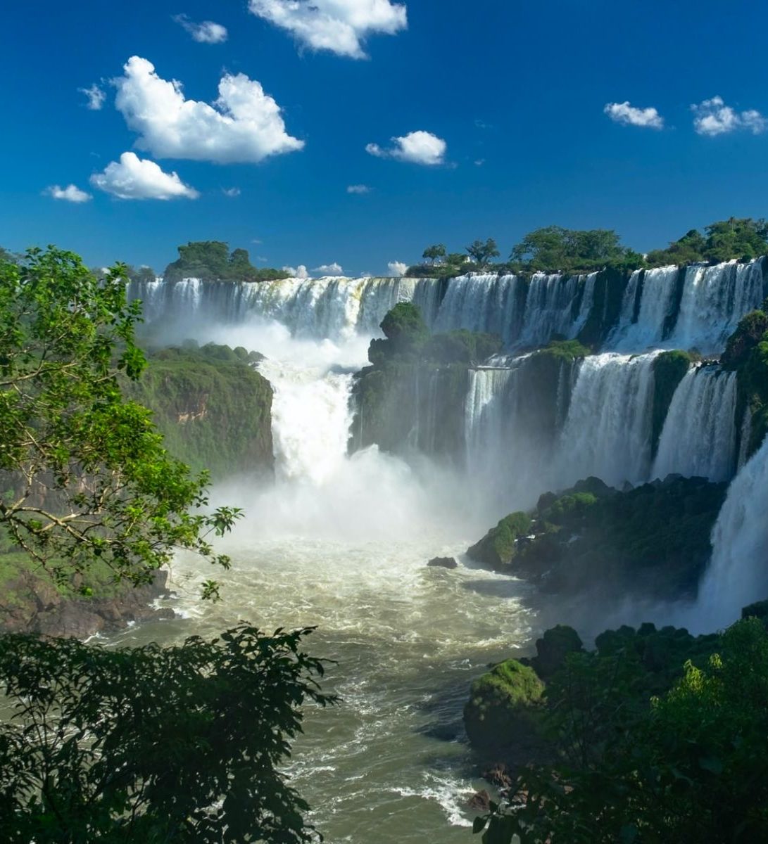 rondreis Argentinië, Puerto Iguazu, waterval in groene omgeving