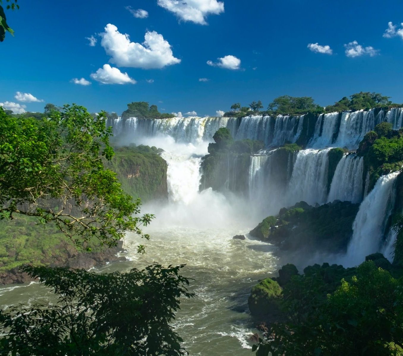 rondreis Argentinië, Puerto Iguazu, waterval in groene omgeving