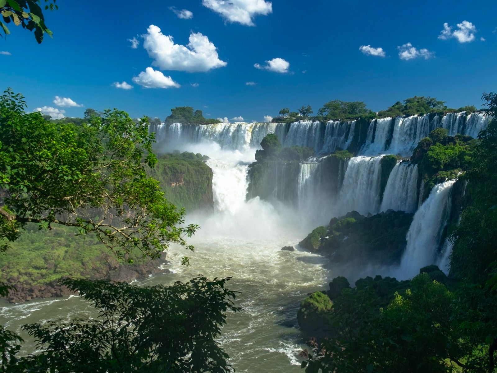 rondreis Argentinië, Puerto Iguazu, waterval in groene omgeving