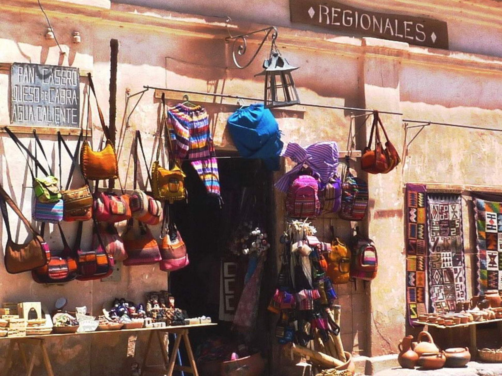 rondreis Argentinië, Purmamarca, souvenir winkel