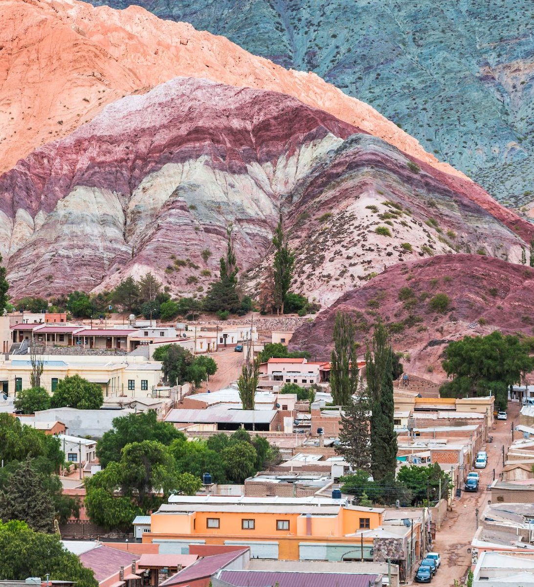 rondreis Argentinië, Purmamarca, heuvel van de 7 kleuren met dorp op voorgrond