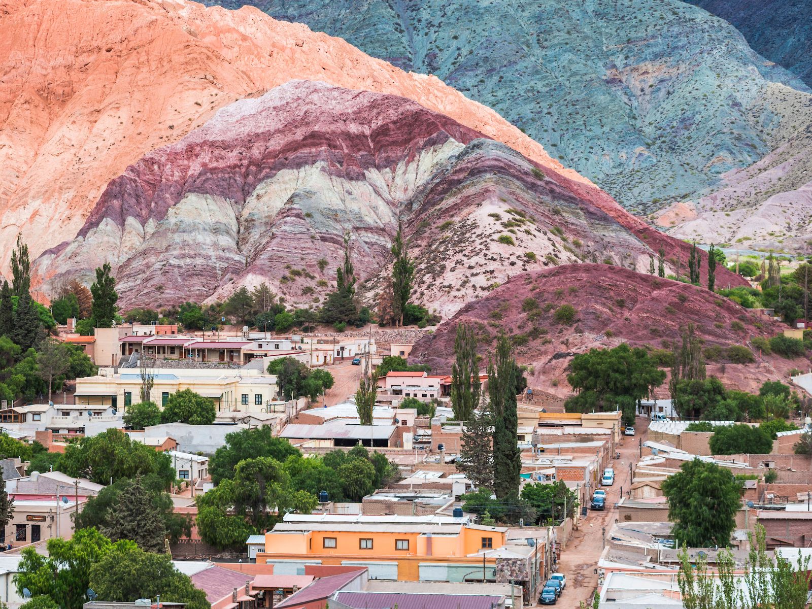rondreis Argentinië, Purmamarca, heuvel van de 7 kleuren met dorp op voorgrond