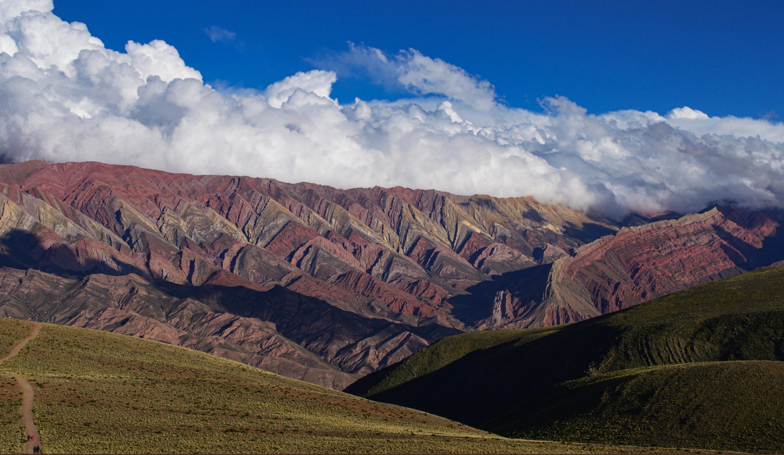 rondreis Argentinië, Quebrada de Humahuaca, heuvel van de 7 kleuren met landschap