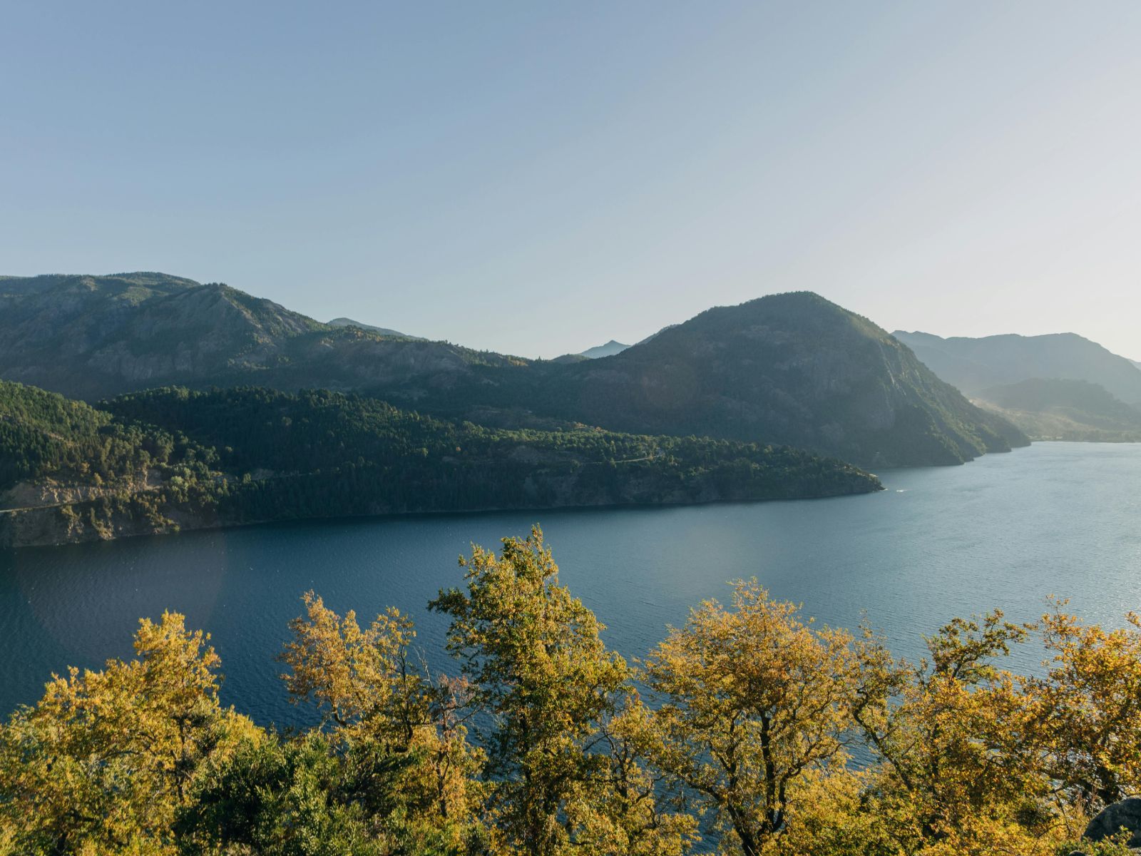 Argentinië, San Martin de los Andes, berg aan het meer