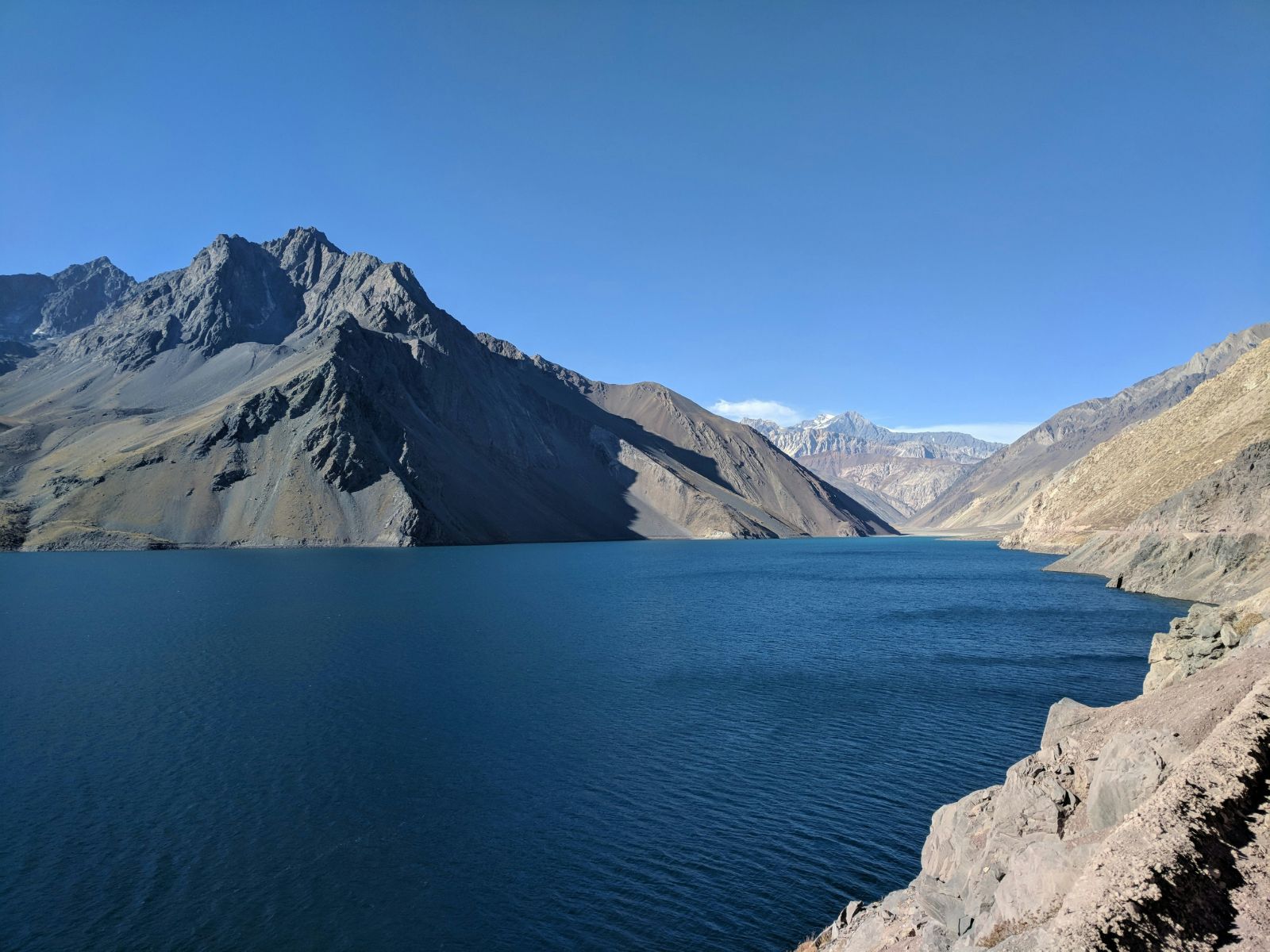 Rondreis Chili, Maipo Vallei, Cajon del maipo meer met blauwe lucht