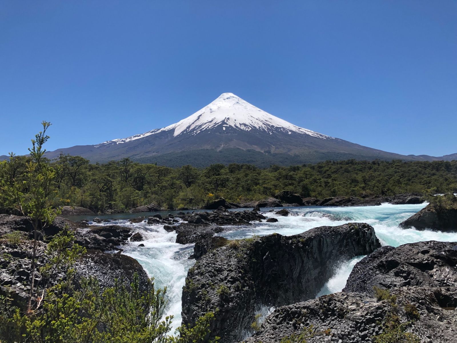 rondreis Chili, Puerto Varas, vulkaan met stromend water