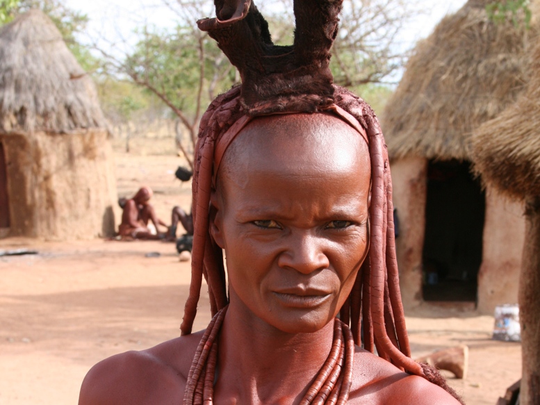 Himba vrouw - inheemse stammen Namibië