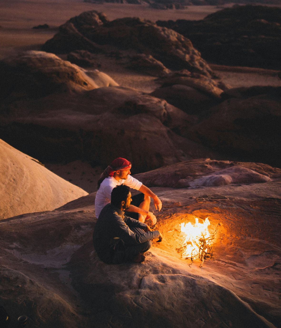 Mensen rond kampvuur in de Wadi Rum in Jordanië