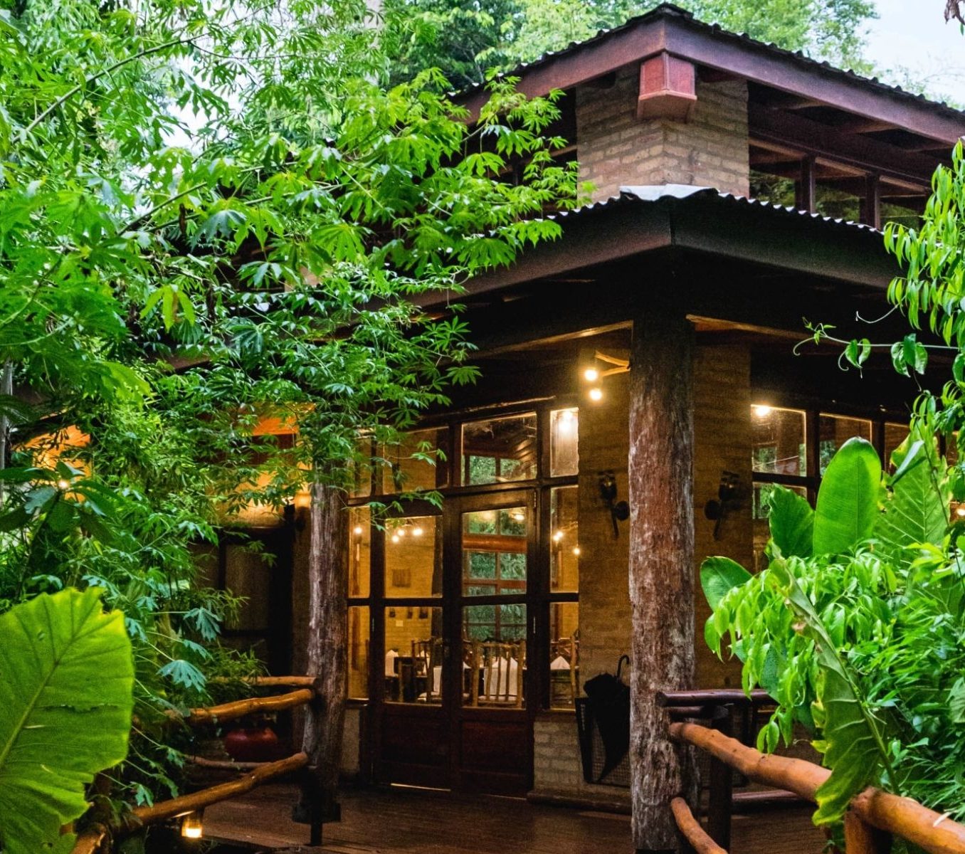 Rondreis Argentinie, Puerto Iguazu, La Aldea de la Selva - buitenaanzicht