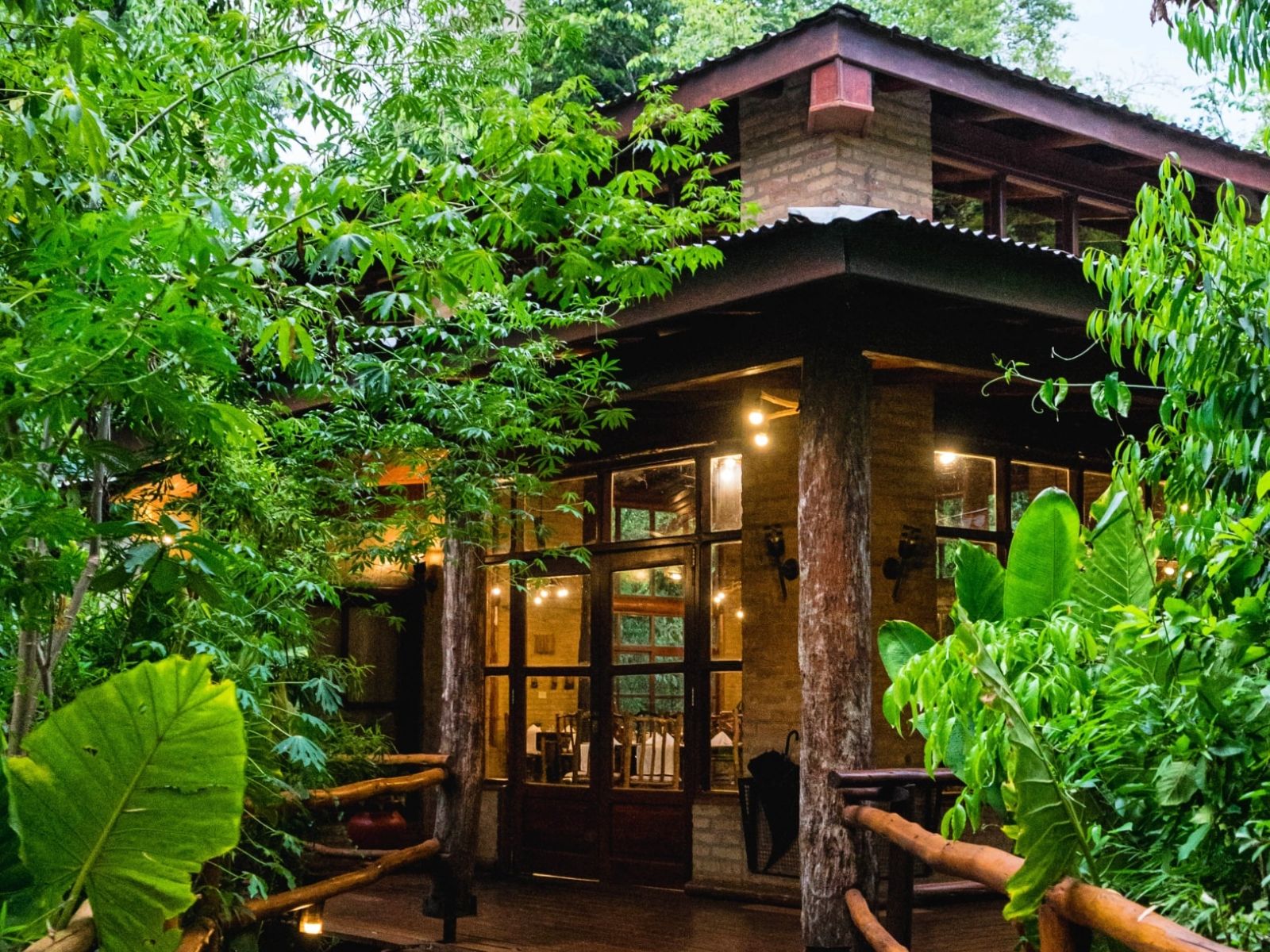 Rondreis Argentinie, Puerto Iguazu, La Aldea de la Selva - buitenaanzicht