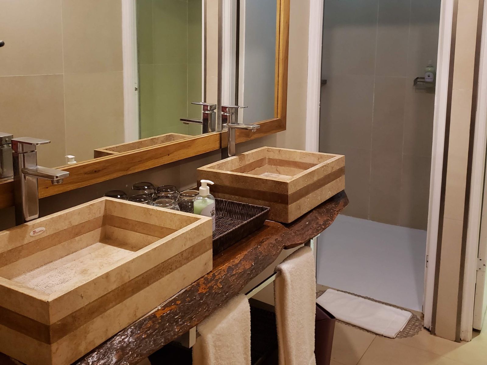 Rondreis Argentinie, Puerto Iguazu, La Aldea de la Selva - badkamer