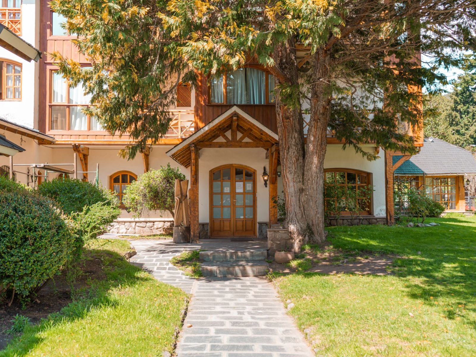 Rondreis Argentinie, San Martin de los Andes , Le Village - buitenaanzicht