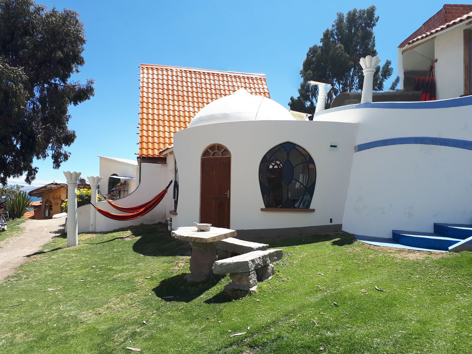 Rondreis Bolivia, Copacabana, La Cupula buiten lounge