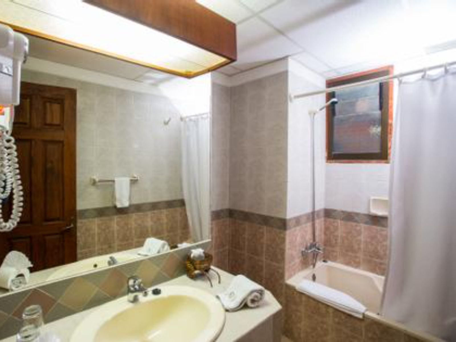 Rondreis Bolivia, Copacabana, Rosario Copacabana Badkamer