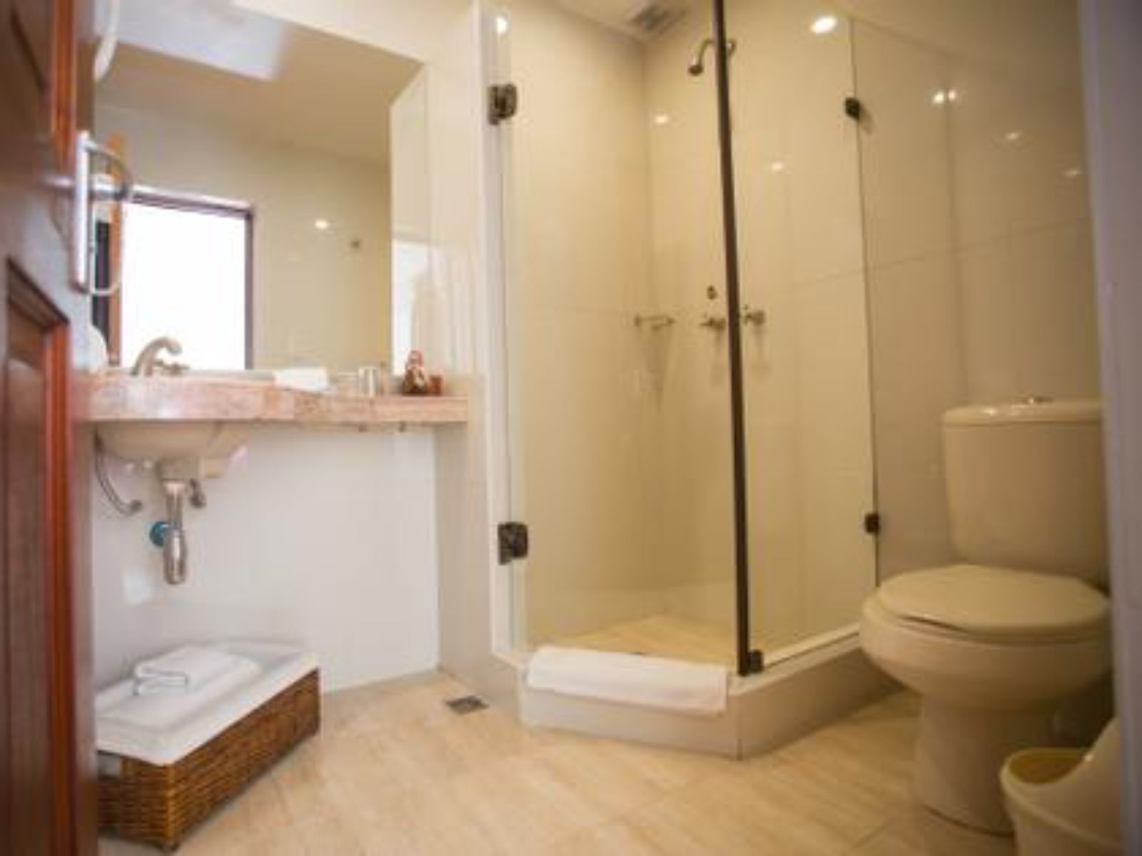 Rondreis Bolivia, Copacabana, Rosario Copacabana badkamer 2