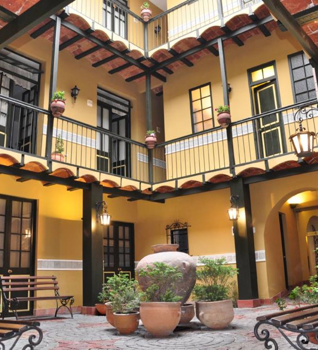 Rondreis Bolivia, La Paz, Hostal Naira buitenaanzicht