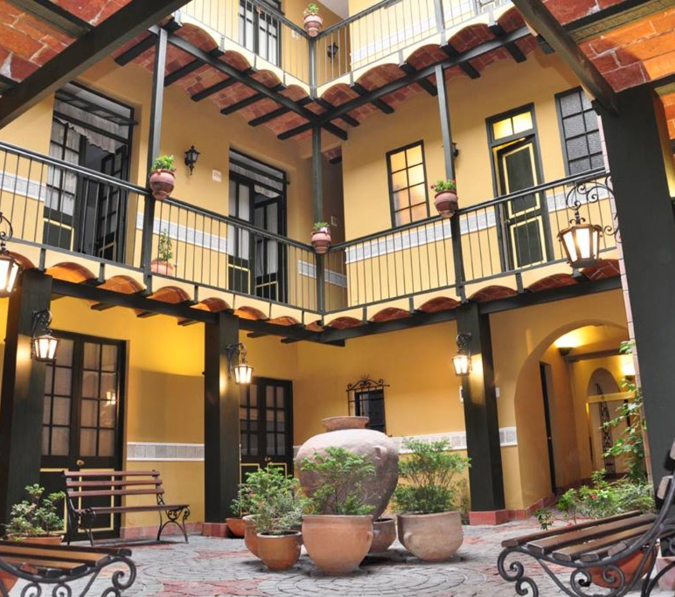 Rondreis Bolivia, La Paz, Hostal Naira buitenaanzicht