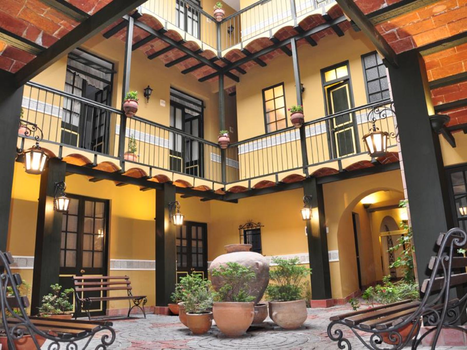 Rondreis Bolivia, La Paz, Hostal Naira buitenaanzicht