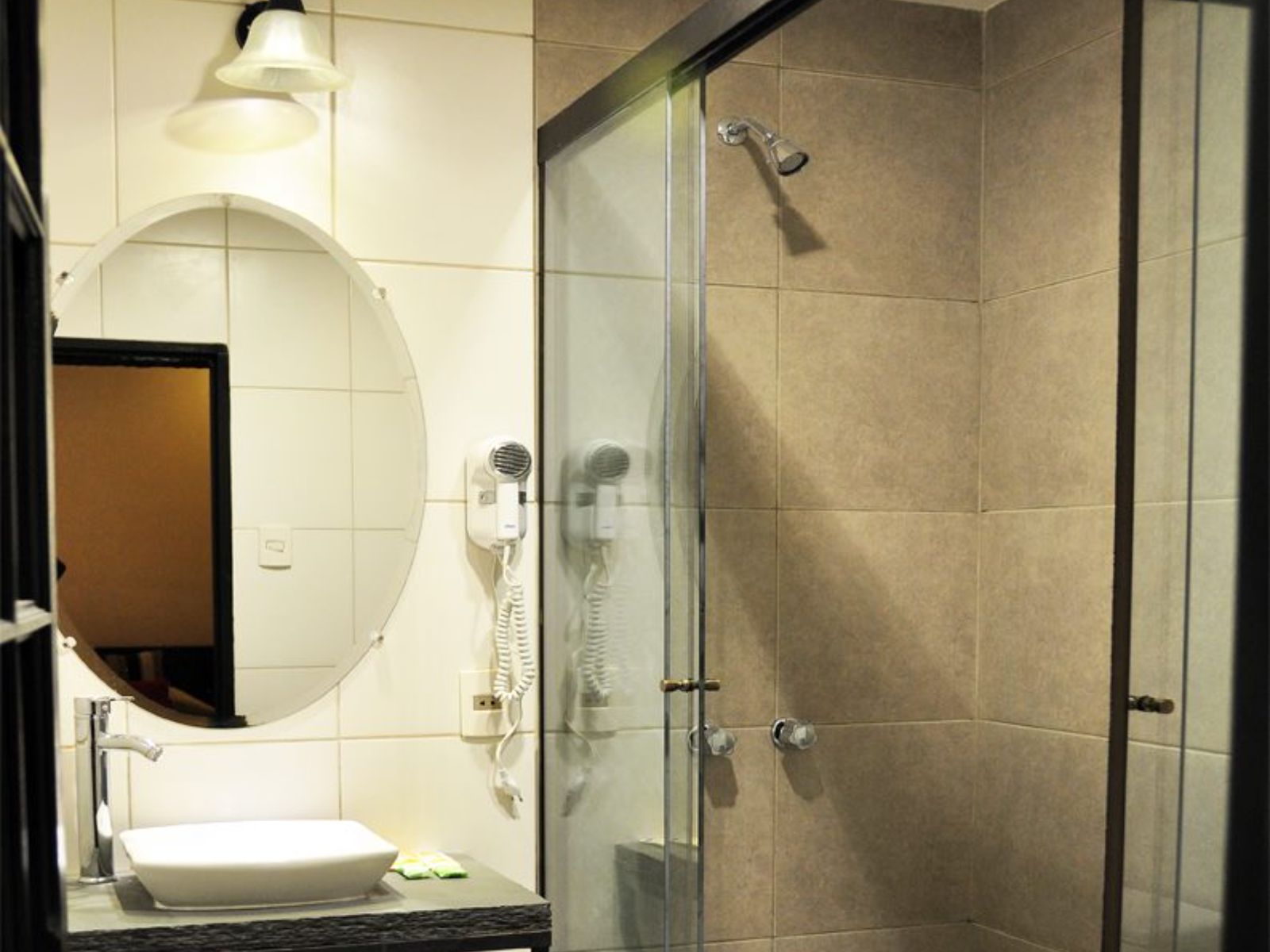 Rondreis Bolivia, La Paz, Hostal Naira badkamer