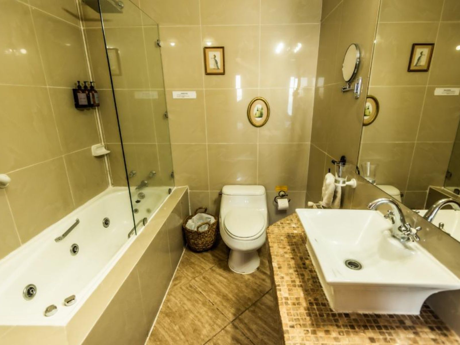 Rondreis Chili, Valparaiso, Hotel Gervasoni badkamer