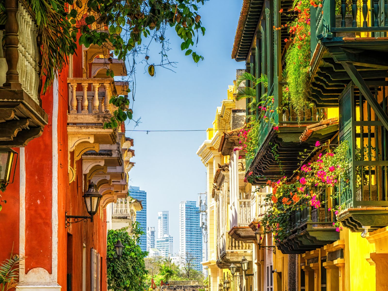 Rondreis Colombia, Cartagena kleurrijke straat