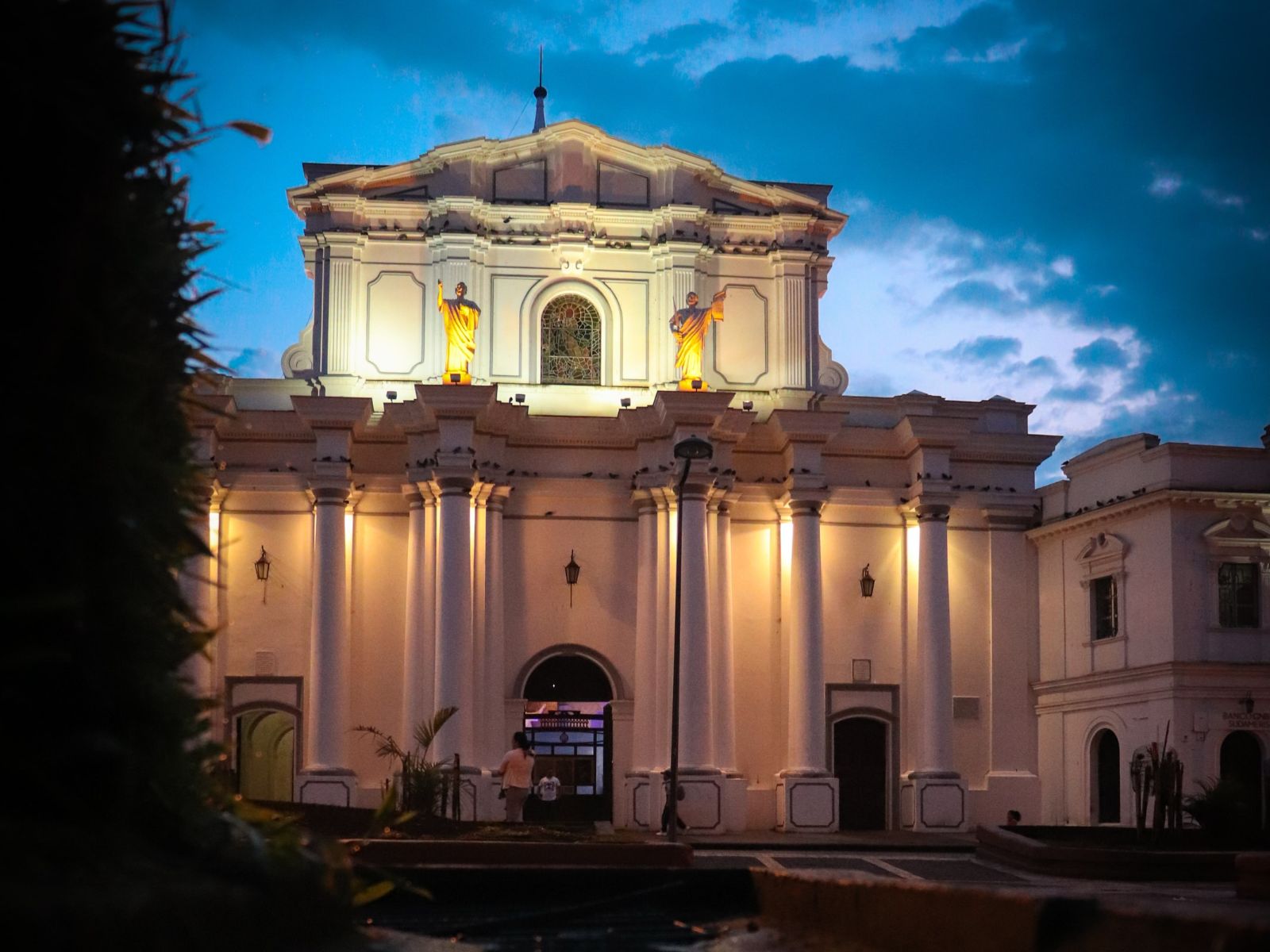 Rondreis Colombia, Popayán Catedral basílica de Nuestra Señora in het donker
