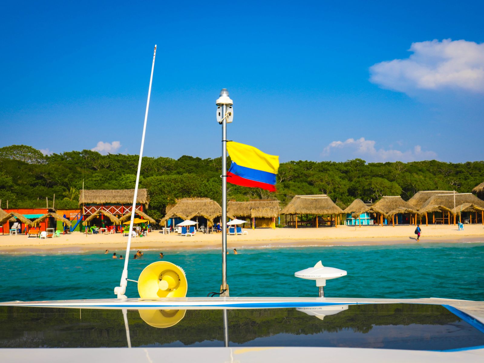 Rondreis Colombia, Rosario-islands, boot met vlag en strand