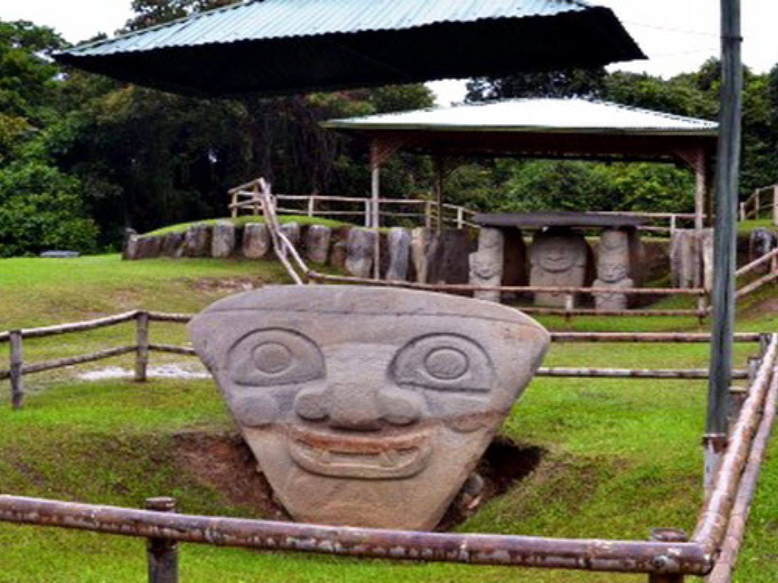 Rondreis Colombia, San Agustin Lachende standbeeld