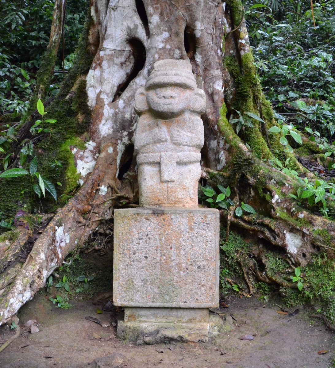 Rondreis Colombia, San Agustin standbeeld voor een boom