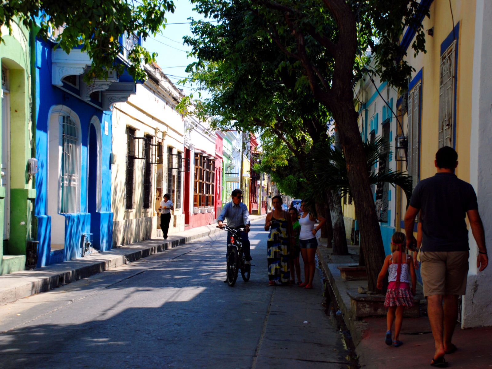 Rondreis Colombia, Santa Marta kleurijke straat