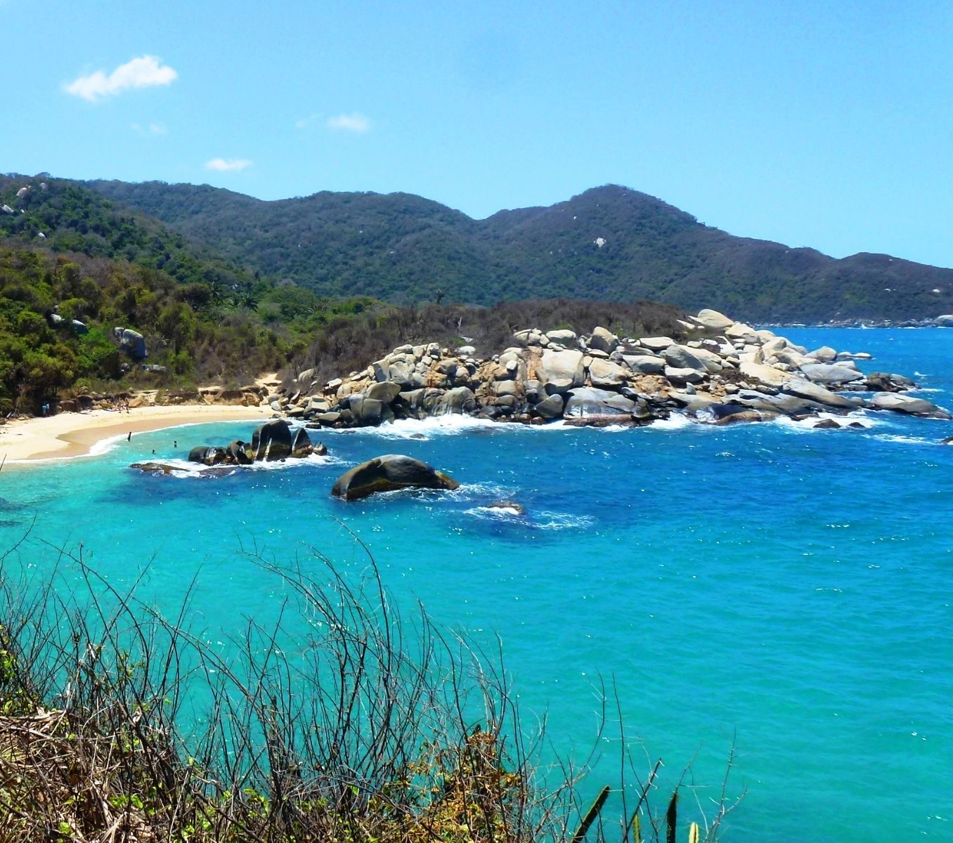 Rondreis Colombia, Tayrona National Park kust met rotsen