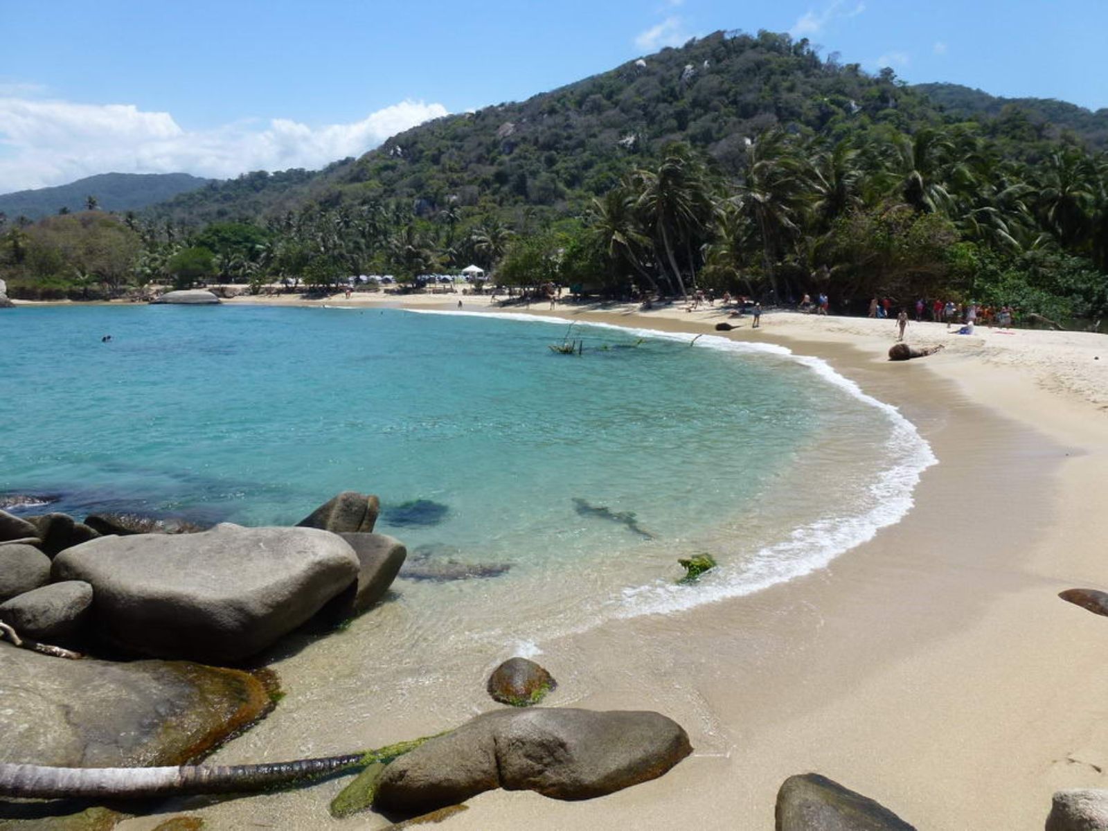 Rondreis Colombia, Tayrona National Park strand met berg