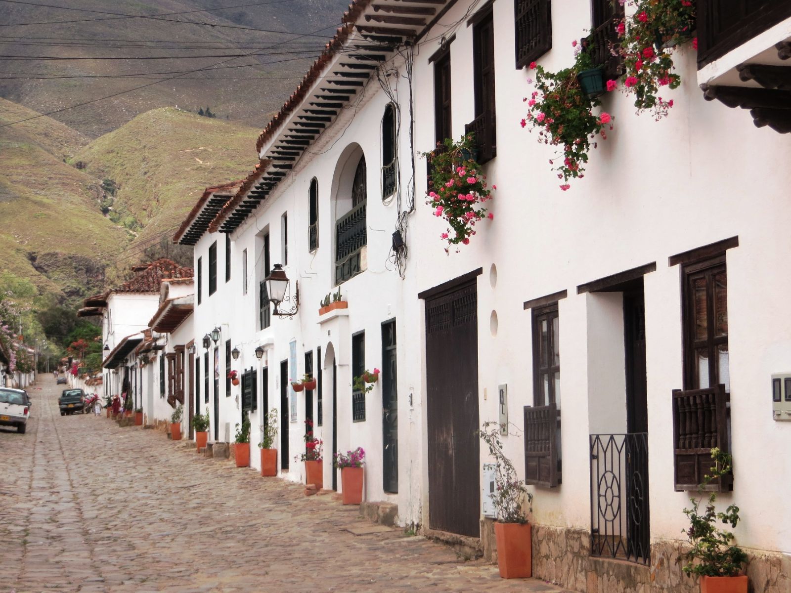 Rondreis Colombia, Villa de Leyva straat met huizen aan de rechtekant