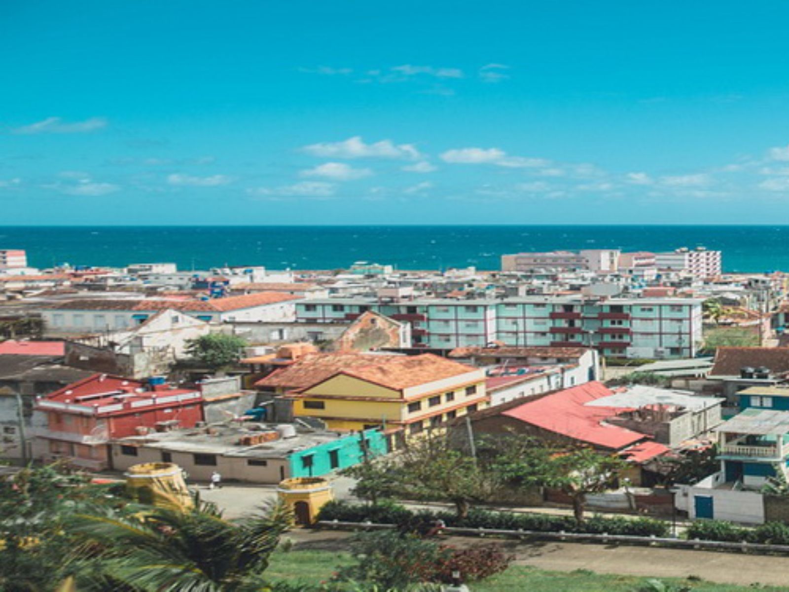 Rondreis Cuba, Baracoa, stad met zee op achtergrond