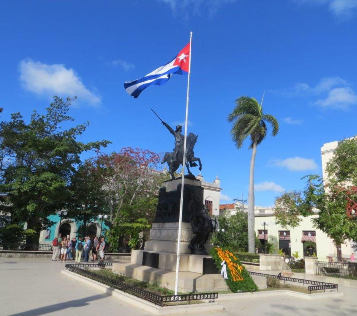 Rondreis Cuba, Camaguey, Standbeeld met vlag