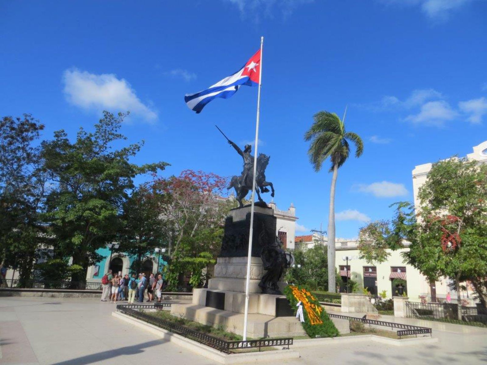 Rondreis Cuba, Camaguey, Standbeeld met vlag