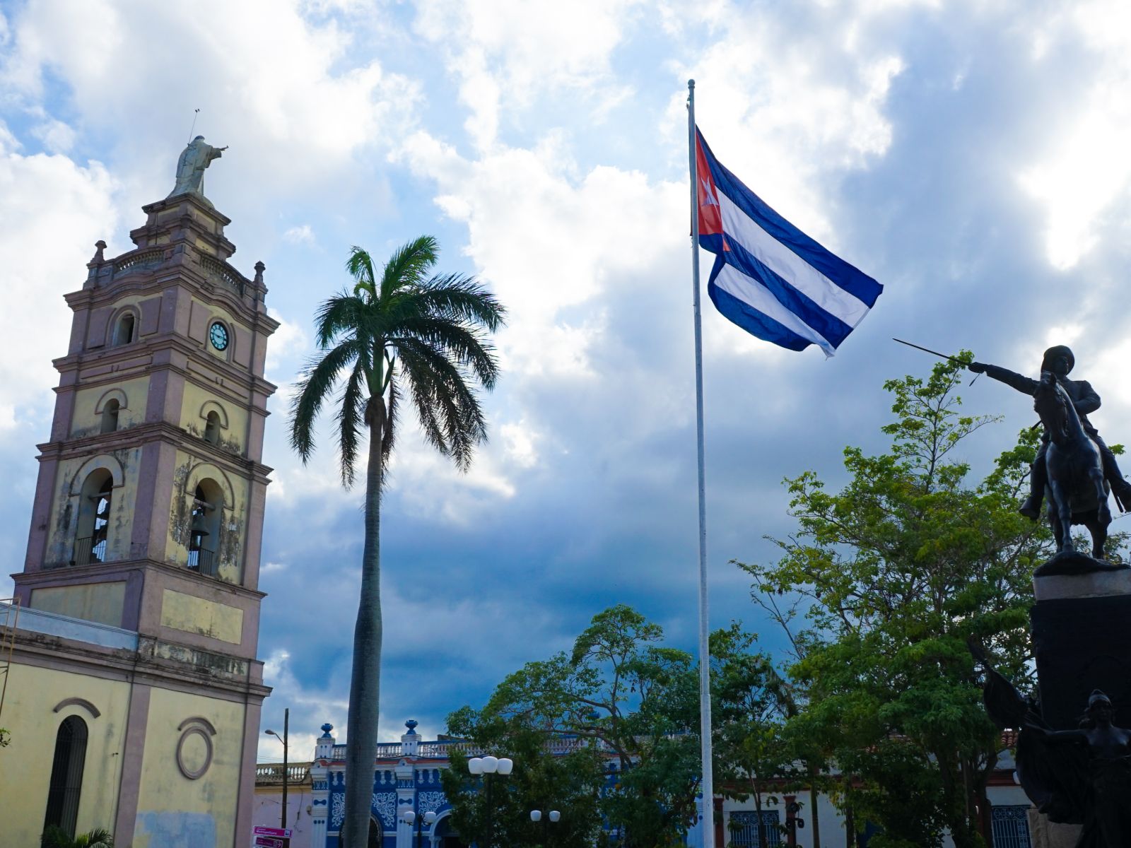 Rondreis Cuba, Camaguey kerk met standbeeld en vlag