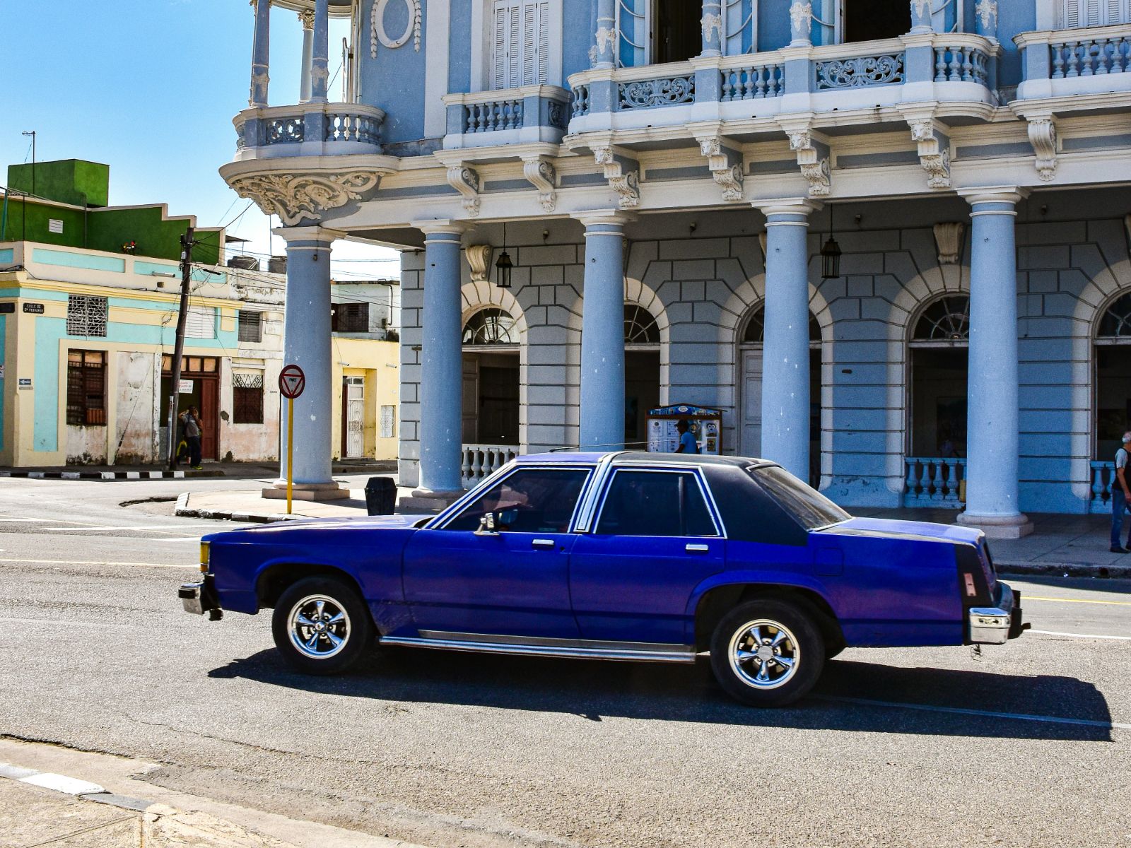 Rondreis Cuba, Cienfuegos, Blauw gebouw