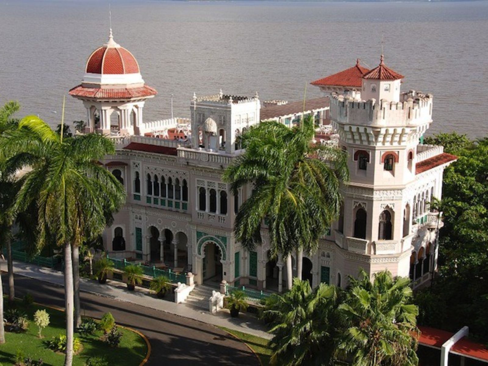 Rondreis Cuba, Cienfuegos, gebouw met zee op achtergrond