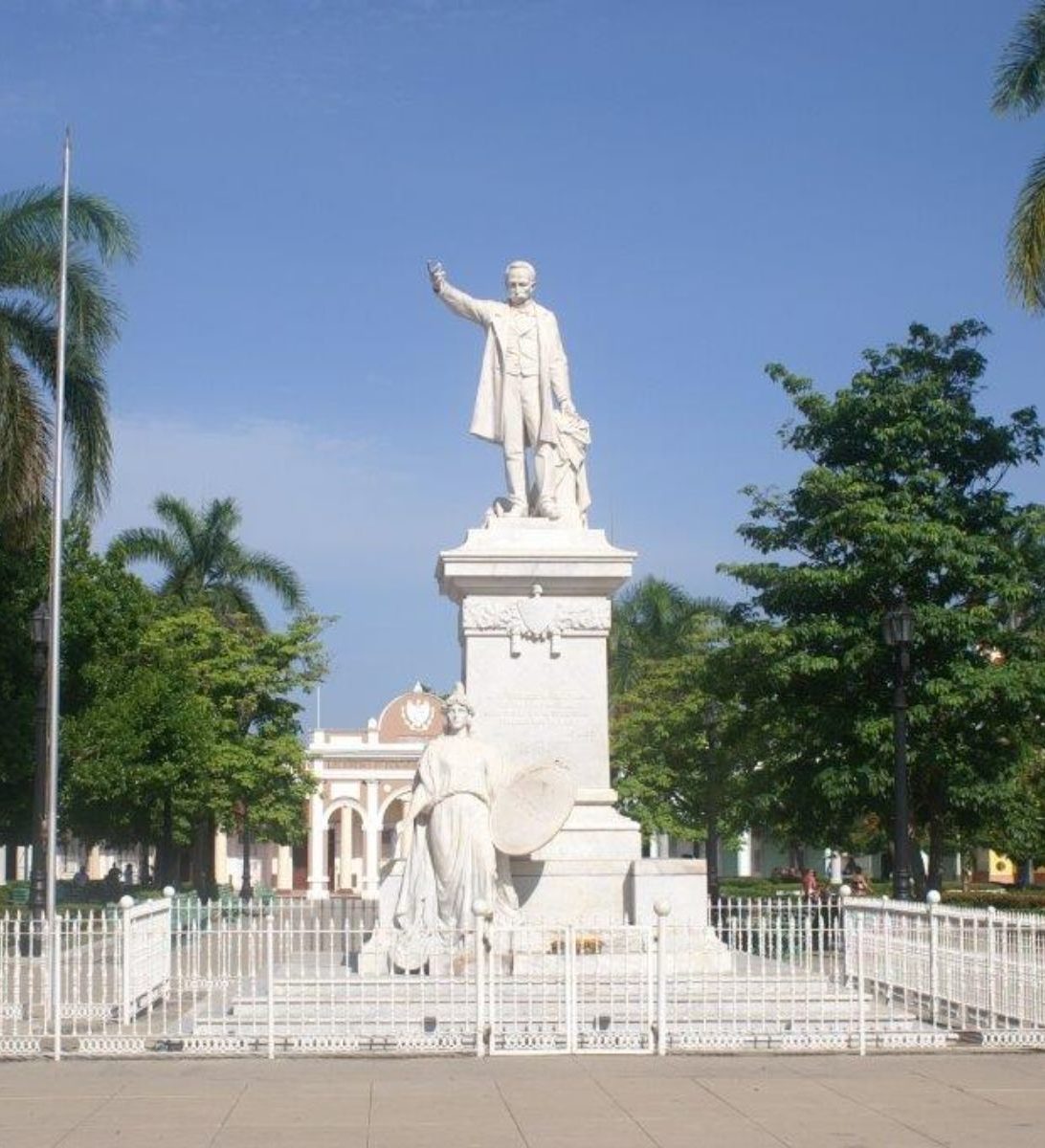Rondreis Cuba, Cienfuegos, standbeeld José Martí